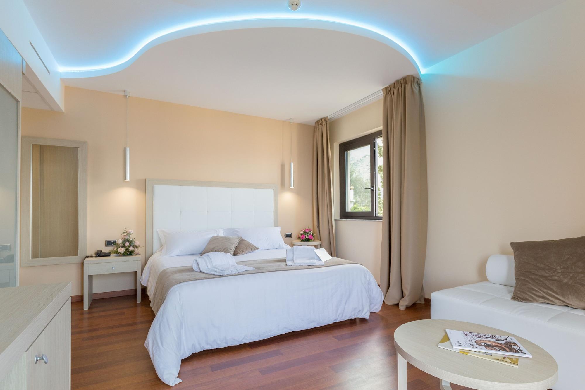 Esperia Hotell 4*